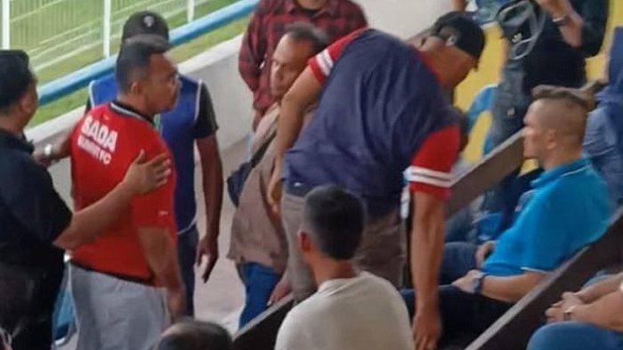 CEO Sada Sumut Arya Sinulingga saat mengusir Presiden Persiraja Nazaruddin Dek Gam di Stadion Baharoeddin Siregar, Lubuk Pakam, Deli Serdang, Sabtu sore (25/11)