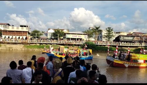 Lomba perahu hias PKA-8, di Krueng Aceh, Peunayong Banda Aceh, Ahad, 5 November 2023
