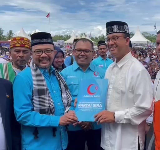 Ketua MTP Partai SIRA Muhammad Nazar menyerahkan surat dukungan resmi langsung kepada bakal calon presiden Anies Baswedan di Lapangan Bumi Gas, Tanah Luas, Aceh Utara, Rabu (1/11/2023)
