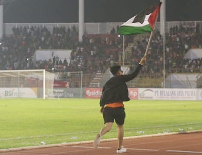 Penonton membawa dan mengibarkan bendera Palestina saat laga Persiraja Banda Aceh Vs Semen Padang di Stadion Harapan Bangsa Lhong Raya Banda Aceh pada 21 Oktober lalu