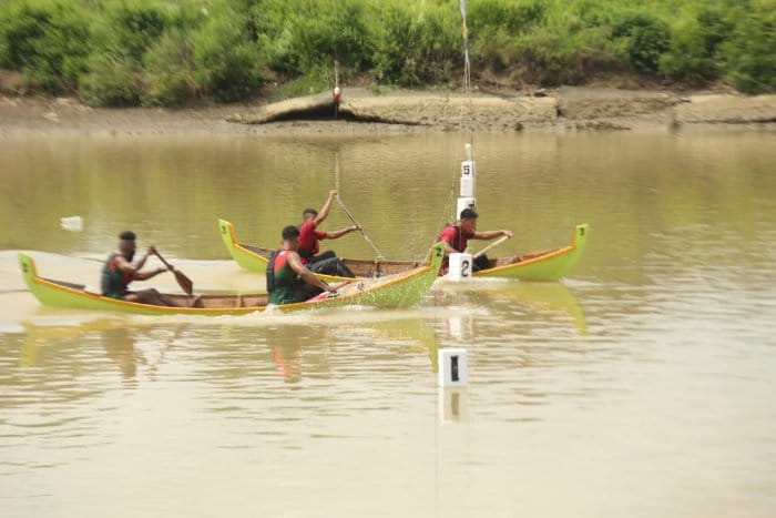 Auliaur Rahman bersama rekannya Harold Monim berhasil membawa Aceh Besar meraih juara satu Lomba Kayoh Jaloe PKA Ke-8 di Krueng Lamnyong, Banda Aceh, Senin (6/11)