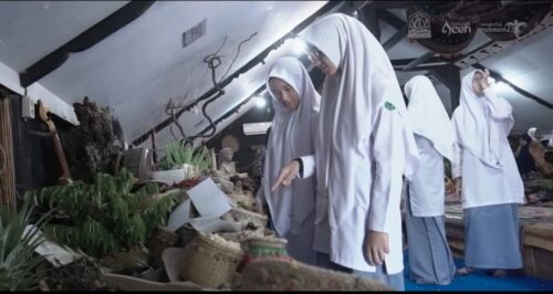 Para siswa berada di anjungan PKA-8, Taman Sulthanah Safiatuddin, Banda Aceh, Selasa (7/11)