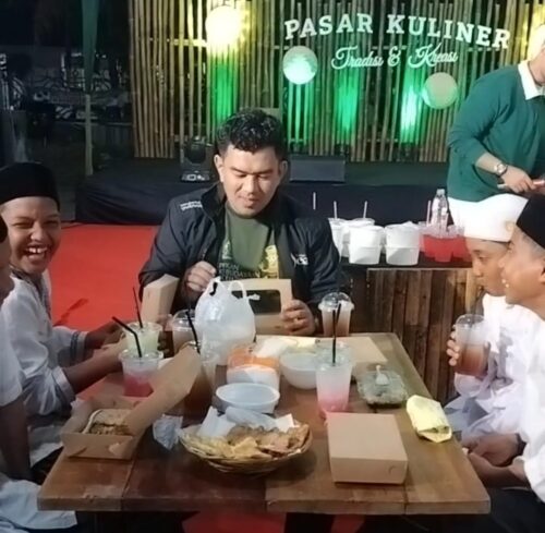 Kadisbudpar Aceh Almuniza Kamal makan malam bersama anak-anak yatim di Pasar Kuliner PKA-8, Kamis (9/11)