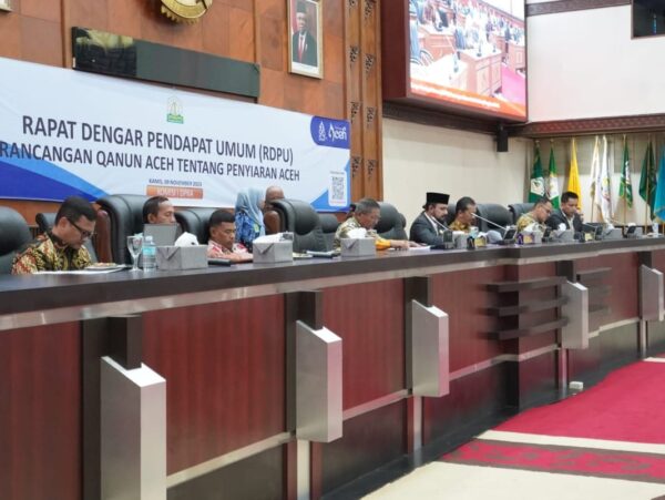 Komisi I DPRA menggelar RDPU Rancangan Qanun Aceh tentang Penyiaran Aceh di Gedung Utama DPRA, Kamis (9/11)