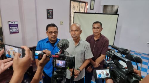 Ketua PWI Aceh Nasir Nurdin, Ketua AJI Banda Aceh Juli Amin dan Ketua IJTI Aceh Munir Noer, Jum'at (10/11) di Kantor AJI Banda Aceh, memberikan pernyataan sikap terkait intimidasi jurnalis Aceh oleh pengawal Ketua KPK Firli Bahuri