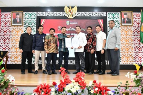 Pj Wali Kota Banda Aceh Amiruddin bersama Ketua KIP Kota Banda Aceh Yusri Razali menandatangani Naskah Perjanjian Hibah Daerah (NPHD) untuk penyelenggaraan Pilkada Wali Kota/Wakil Wali Kota Banda Aceh Tahun 2024