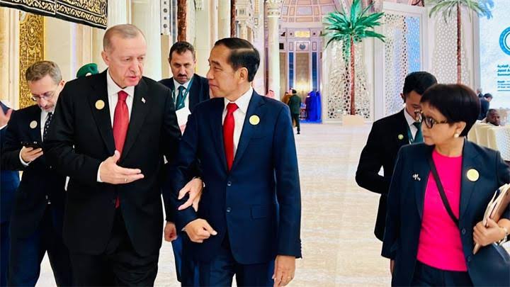 Presiden Turki Recep Tayyip Erdogan menggandeng erat tangan Presiden Indonesia Joko Widodo (Jokowi) saat hendak melakukan pertemuan bilateral di Riyadh, Arab Saudi, Sabtu (11/11)