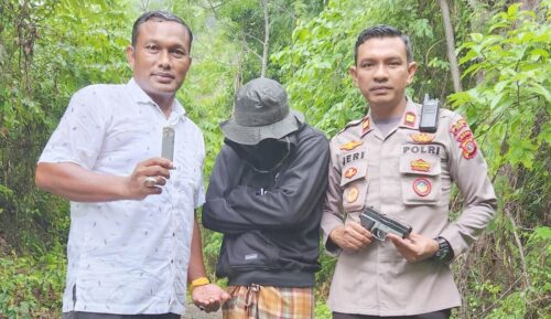 Seorang warga di Kecamatan Tiro, Pidie menyerahkan sepucuk senjata api rakitan jenis pistol FN bersama magasin dan 5 butir amunisi peluru ke Polsek Tiro, Senin (13/11). (Foto: Dok. Polres Pidie)