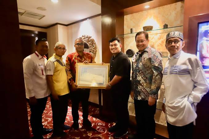 Ketua YARA Safaruddin memberikan piagam penghargaan kepada Kadisbudpar Aceh Almuniza Kamal atas kesuksesan penyelenggaraan PKA ke-8