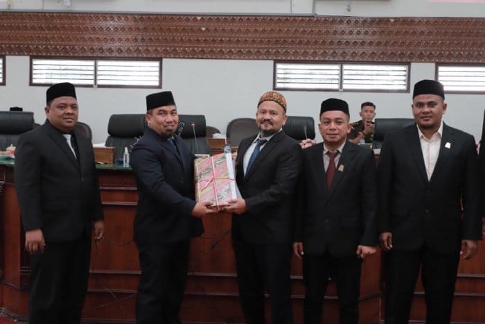 Pj Bupati Aceh Besar Muhammad Iswanto menyampaikan Pengantar Nota Keuangan RAPBK Aceh Besar TA 2024 kepada Ketua DPRK Aceh Besar Iskandar Ali di Gedung DPRK Aceh Besar, Kota Jantho, Selasa (21/11)
