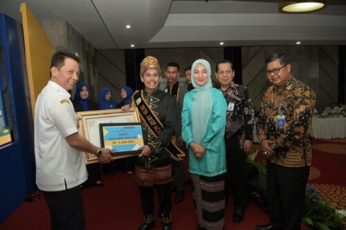 Pj Gubernur Aceh Achmad Marzuki didampingi Bunda Literasi Aceh Ayu Candra Febiola Nazuar menyerahkan piagam penghargaan kepada Duta Arsip Aceh, pada kegiatan Hari Kunjungan Perpustakaan di Gedung Perpustakaan Wilayah Aceh, Rabu (22/11)
