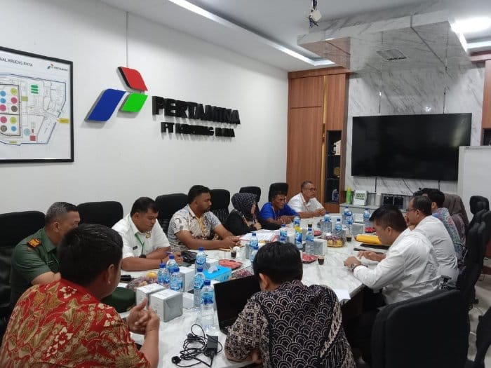 Camat Mesjid Raya Munazar bersama warga lakukan peninjauan lokasi sengketa lahan di Puskodal Pertamina FT Krueng Raya Kecamatan Mesjid Raya Aceh Besar, Rabu (22/11)