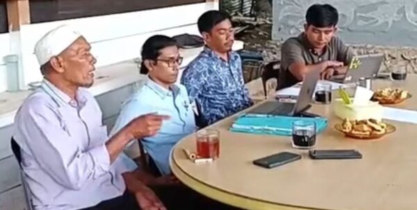 Kepala Operasional LBH Banda Aceh Muhammad Qodrat (tengah) mendampingi perwakilan masyarakat korban pengadaan lahan pembangunan PLTA Peusangan