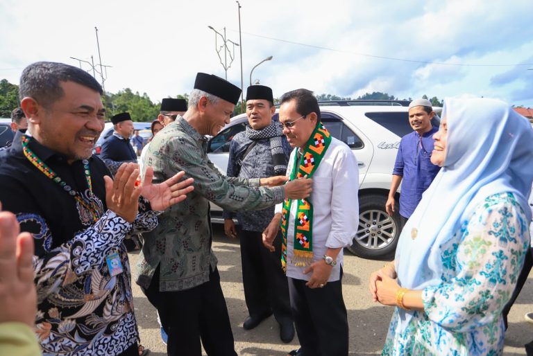 Kafilah Banda Aceh yang mengikuti MTQ ke-36 Provinsi Aceh dipimpin langsung oleh Pj Wali Kota Banda Aceh Amiruddin tiba di Kabupaten Simeulue pada Sabtu (25/11)