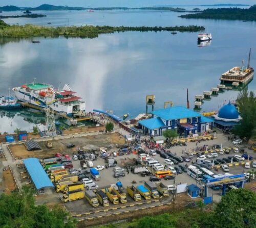 Pelabuhan Penyeberangan Sinabang terpantau ramai dipadati peserta MTQ Provinsi Aceh yang diselenggarakan di Kabupaten Simeulue mulai 26 November hingga 2 Desember 2023