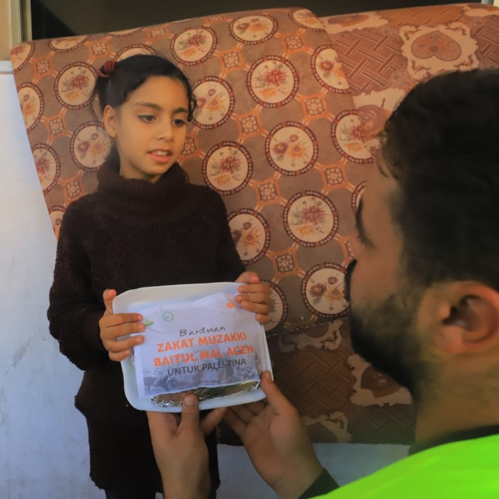 Rumah Zakat dan Baitul Mal Aceh menyalurkan 1.000 paket makanan siap saji untuk para pengungsi di Khan Younis, Gaza, Palestina