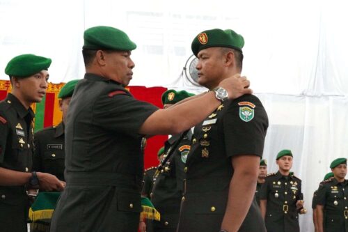 Danrem 011/Lilawangsa Kolonel Kav Kapti Hertantyawan memimpin serah terima jabatan Dandim 0117/Aceh Tamiang dari Letkol Czi Alfian Rachmad Purnamasidi kepada Letkol Inf Andi Ariyanto, Ahad siang (26/11). (Foto: Penrem 011/Lilawangsa)