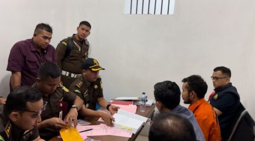 Penyidik Polda Aceh melakukan penyerahan tersangka kasus pencemaran nama baik Muhammad Ishak alias Abu Laot (34) beserta barang bukti ke Jaksa Penuntut Umum di Kejari Banda Aceh, Selasa (28/11)