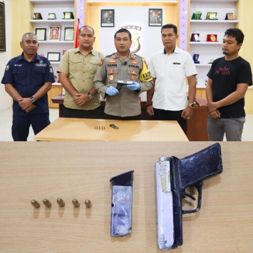 Kapolres Aceh Tamiang AKBP Muhammad Yanis memperlihatkan senjata api rakitan jenis pistol, 1 unit magazine, serta 5 butir amunisi yang diserahkan secara sukarela oleh masyarakat, Selasa (28/11)