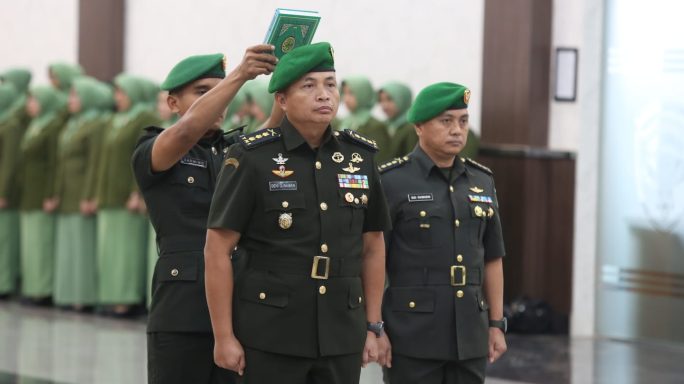 Pangdam Iskandar Muda Mayjen TNI Novi Helmy Prasetya memimpin serah terima jabatan Danrem 012/TU dari Kolonel Inf Riyanto kepada Kolonel Inf Deni Gunawan di Lantai II Gedung Malahayati, Makodam IM, Selasa (28/11)