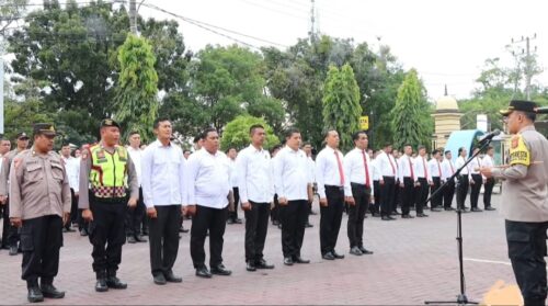 Kapolresta Banda Aceh Kombes Pol Fahmi Irwan Ramli memimpin apel kesiapan pengamanan kampanye Pemilu 2024 di halaman Malolresta setempat, Selasa (28/11)