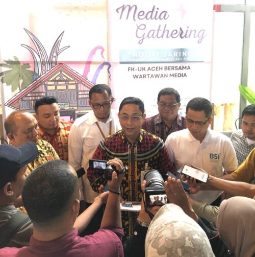 Kepala Otoritas Jasa Keuangan Aceh Yusri didampingi Pimpinan Industri Jasa Keuangan Aceh memberikan keterangan kepada wartawan terkait kesiapan perbankan menyukseskan PON 2024 di Aceh, Selasa (28/11)