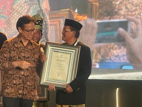 Menteri Kesehatan Budi Gunadi Sadikin menyerahkan penghargaan Swastisaba Padapa kepada Pj Wali Kota Banda Aceh Amiruddin di Hotel Kempinski Plaza Indonesia, Jakarta, Selasa (28/11)