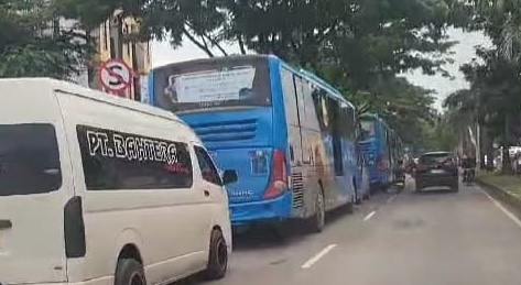 Antrian kendaraan di sejumlah SPBU di kota Banda Aceh dalam beberapa hari ini berdampak terjadinya kesemrautan arus lalu lintas