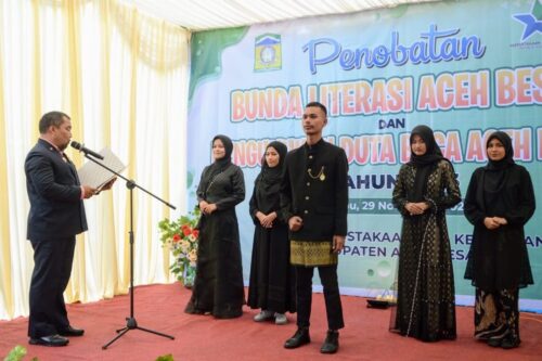 Pj Bupati Aceh Besar Muhammad Iswanto menobatkan sekaligus mengukuhkan Safrizal sebagai Duta Baca Aceh Besar 2023 di Kantor Dinas Perpustakaan dan Kearsipan Aceh Besar, Kota Jantho, Rabu (29/11)