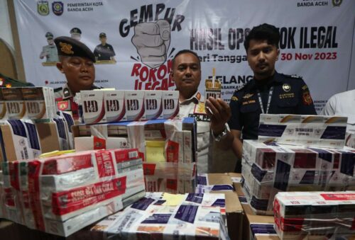 Satpol PP Kota Banda Aceh dan Petugas Bea Cukai menyita puluhan ribu batang rokok tanpa cukai atau illegal. (Foto: Dok. Satpol PP Banda Aceh)