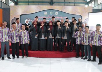 Kafilah Fahmil Qur’an putra dan putri Aceh Besar foto bersama dengan ketua kafilah serta official usai tampil di babak final cabang Fahmil Qur'an, MTQ ke-36 Provinsi Aceh tahun 2023, Sinabang, Jum'at (1/12/2023)