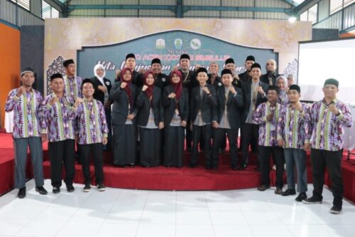 Kafilah Fahmil Qur’an putra dan putri Aceh Besar foto bersama dengan ketua kafilah serta official usai tampil di babak final cabang Fahmil Qur'an, MTQ ke-36 Provinsi Aceh tahun 2023, Sinabang, Jum'at (1/12/2023)