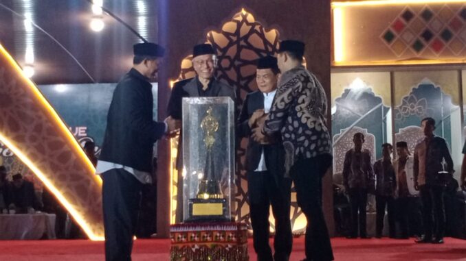 Wali Nanggroe Aceh Malik Mahmud Al Haytar menyerahkan piala bergilir juara umum MTQ ke-36 Provinsi Aceh tahun 2023 kepada Pj Sekda Banda Aceh Wahyudi saat penutupan MTQ, di Sinabang, Simeulue, Sabtu malam (2/12/2023)