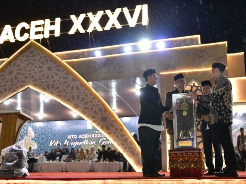 Kafilah Banda Aceh meraih juara Umum MTQ ke-36 Provinsi Aceh di Kabupaten Simeulue, Sabtu malam (2/12)