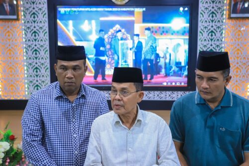Pj Wali Kota Banda Aceh Amiruddin didampingi Asisten I Bachtiar dan Asisten III Faisal menjanjikan bonus untuk kafilah MTQ Banda Aceh atas keberhasilan meraih juara umum MTQ ke-36 Tingkat Provinsi Aceh tahun 2023 di Simeulue