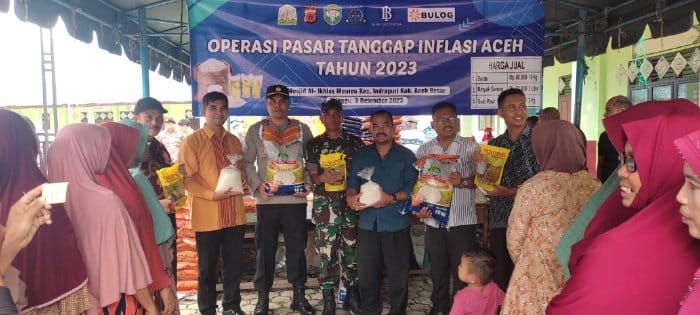 Asisten II Setdakab Aceh Besar M. Ali menyerahkan secara simbolis paket pasar murah tanggap inflasi kepada warga di Masjid Jami'k Al Ikhlas Kemukiman Meureu, Ahad (3/12/2023)