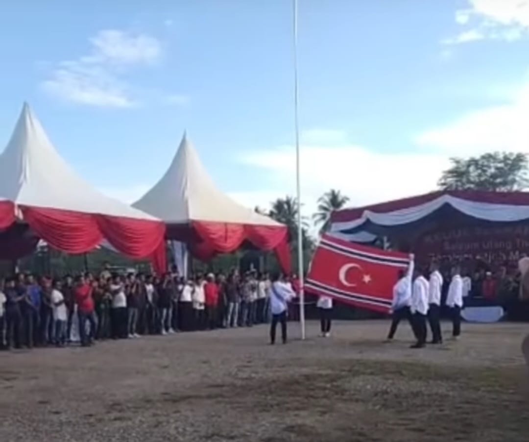 Pengibaran bendera bulan bintang pada upacara peringatan Milad ke-47 GAM wilayah Pase di Lapangan PT Pema Global Energi (PGE) Cluster I Gampong Dayah Aron, Kecamatan Syamtalira Aron, Aceh Utara, Senin (4/12)