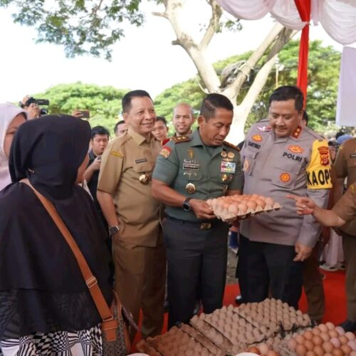 Pangdam IM Mayjen TNI Novi Helmy Prasetya didampingi Pj Gubernur Aceh Achmad Marzuki dan Kapolda Aceh Irjen Pol Achmad Kartiko membuka Baksos Kesehatan dan Pangan Murah akhir tahun 2023, di lapangan Blang Padang, Banda Aceh, Senin (4/12)