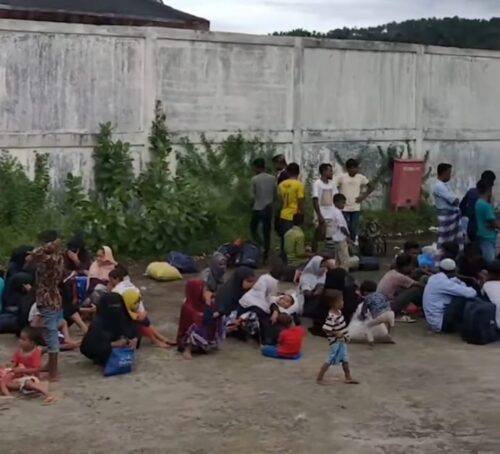 Sebanyak 139 etnis Rohingya yang ditolak warga di Sabang, kini ditampung sementara di Dermaga CT-1 BPKS Sabang, Senin (4/12)