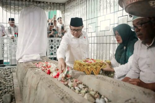 Cawapres nomor urut 1 Muhaimin Iskandar saat berziarah ke makam Syiah Kuala di Kota Banda Aceh, Selasa (5/12/2023).