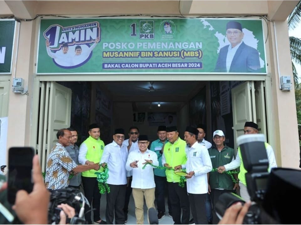 Ketua Umum DPP PKB Muhaimin Iskandar yang juga Cawapres nomor urut 1 saat meresmikan Posko Pemenangan Musannif Bin Sanusi (MBS), bakal calon Bupati Aceh Besar 2024, di Gampong Lieue, Kecamatan Darussalam, Aceh Besar, Selasa (5/12)