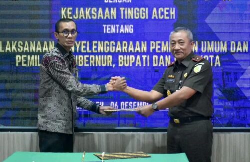 Kajati Aceh Drs Joko Purwanto SH dan Ketua KIP Aceh Saiful menandatangani perjanjian kerja sama Rabu (7/12) di ruang rapat Kejati Aceh