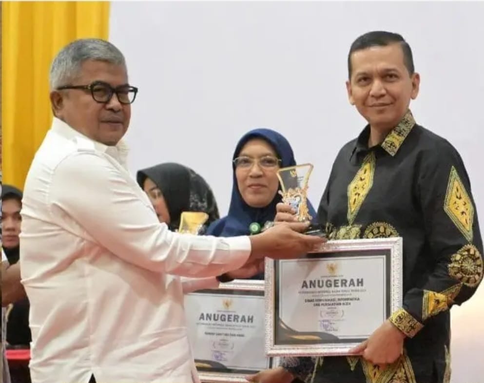 Sekda Aceh Bustami Hamzah menyerahkan penghargaan Anugerah Keterbukaan Informasi Publik Tahun 2023 dari KIA di Hotel Amel Convention Hall Banda Aceh, Rabu (6/12)