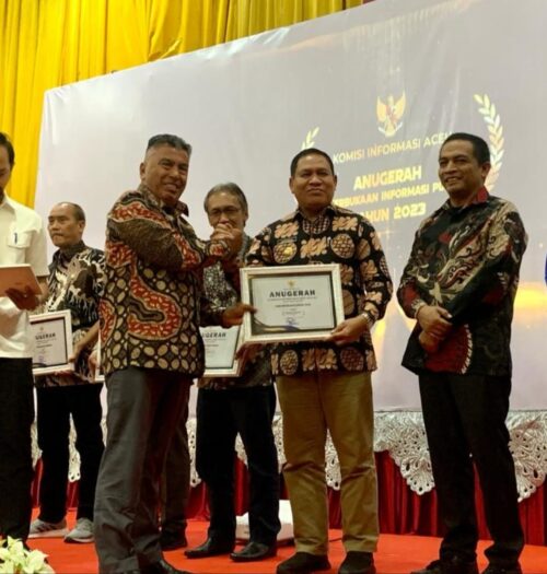 Pj Bupati Abdya Darmansah menerima penghargaan anugerah keterbukaan informasi publik kategori 'menuju informatif' yang diserahkan Komisioner Komisi Informasi Aceh Muhammad Hamzah, Rabu (6/12)
