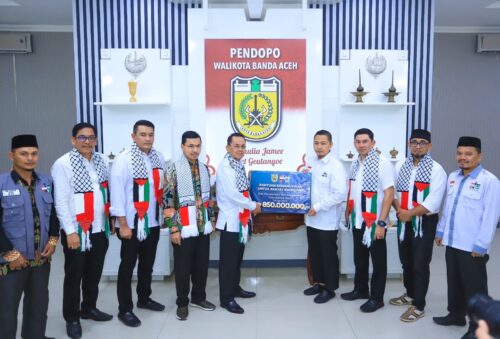 Pj Wali Kota Banda Aceh Amiruddin menyerahkan bantuan kemanusiaan Rp 850 juta untuk rakyat Palestina melalui KNRP Banda Aceh di Pendopo Wali Kota, Rabu (6/12)