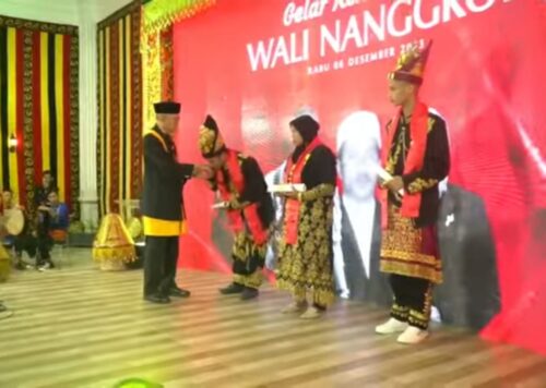 Wali Nanggroe Aceh Malik Mahmud Al Haytar memberikan gelar kehormatan kepada tiga syuhada tokoh GAM, yang anaknya di Meuligoe Wali Nanggroe, Rabu malam (6/12)