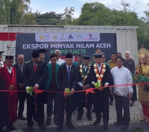 Menteri Koperasi dan UKM Teten Masduki bersama Rektor USK Prof Marwan dan Ketua Majelis Wali Amanat USK Dr Safrizal ZA menggunting pita saat melepas ekspor Nilam Aceh ke Prancis, Jum’at (8/12) di pelataran AAC Dayan Dawood Darussalam, Banda Aceh