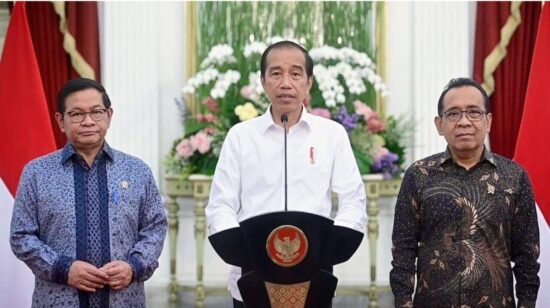 Presiden Jokowi didampingi Seskab Pramono Anung dan Mensesneg Pratikno memberikan keterangan pers, di Istana Merdeka, Jakarta, Jum'at (08/12)
