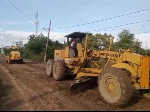 Alat berat milik Dinas PUPR Aceh Besar sedang melakukan pengerjaan secara darurat jalan rusak lintas Limpok (Kecamatan Darussalam)-Cot Iri (Kecamatan Kuta Baro), Sabtu (9/12)
