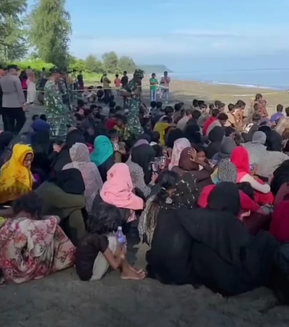 Personel TNI/Polri mengamankan ratusan pengungsi etnis Rohingya yang mendarat di Pantai Desa Blang Raya, Kecamatan Muara Tiga, Kabupaten Pidie, pada Ahad (10/12) dini hari